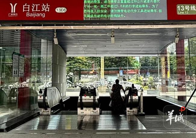 音乐教授携带贝斯坐地铁被拒 规定引发讨论
